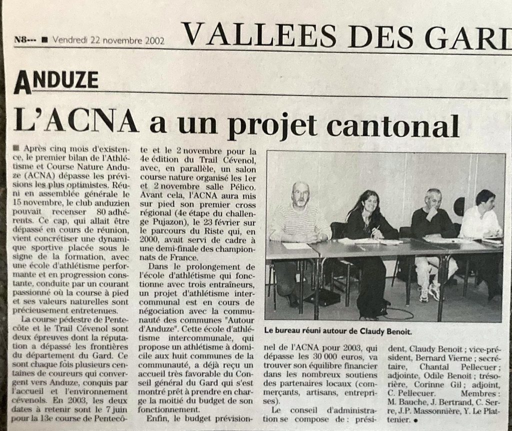 Coupure de presse du journal Vallées des Gard du 22 novembre 2002, titrée « L’ACNA a un projet cantonal », avec une photo du bureau du club réuni autour de Claudy Benoit